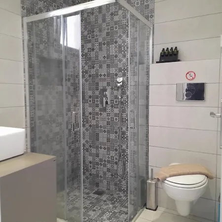 Glaronisia Hotel Pollonia