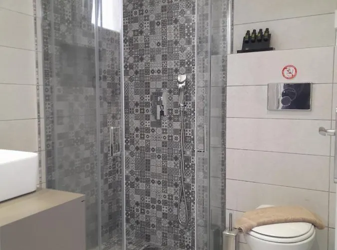 Glaronisia Hotel Pollonia